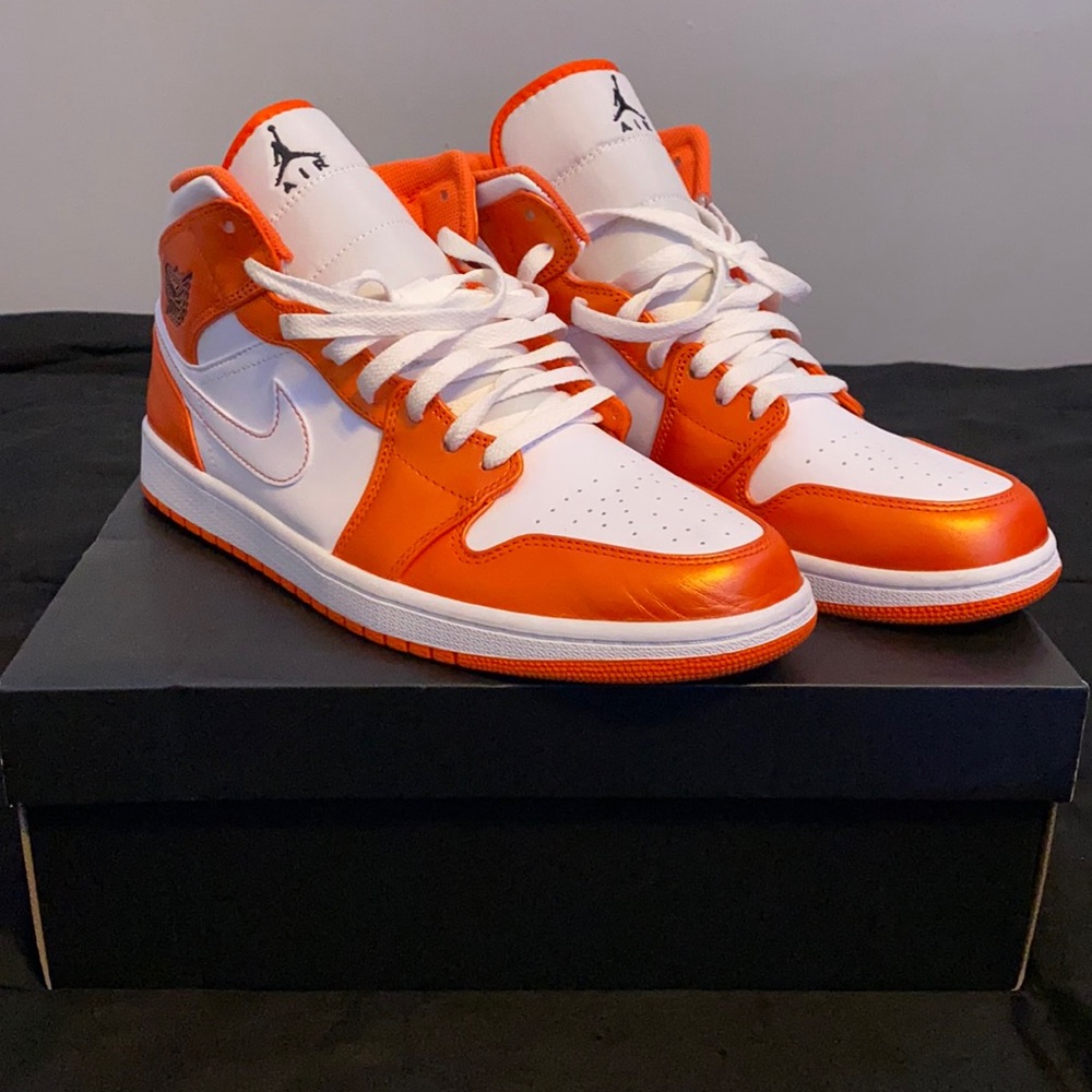 ** Jordan 1 Mid (Metallic Orange)